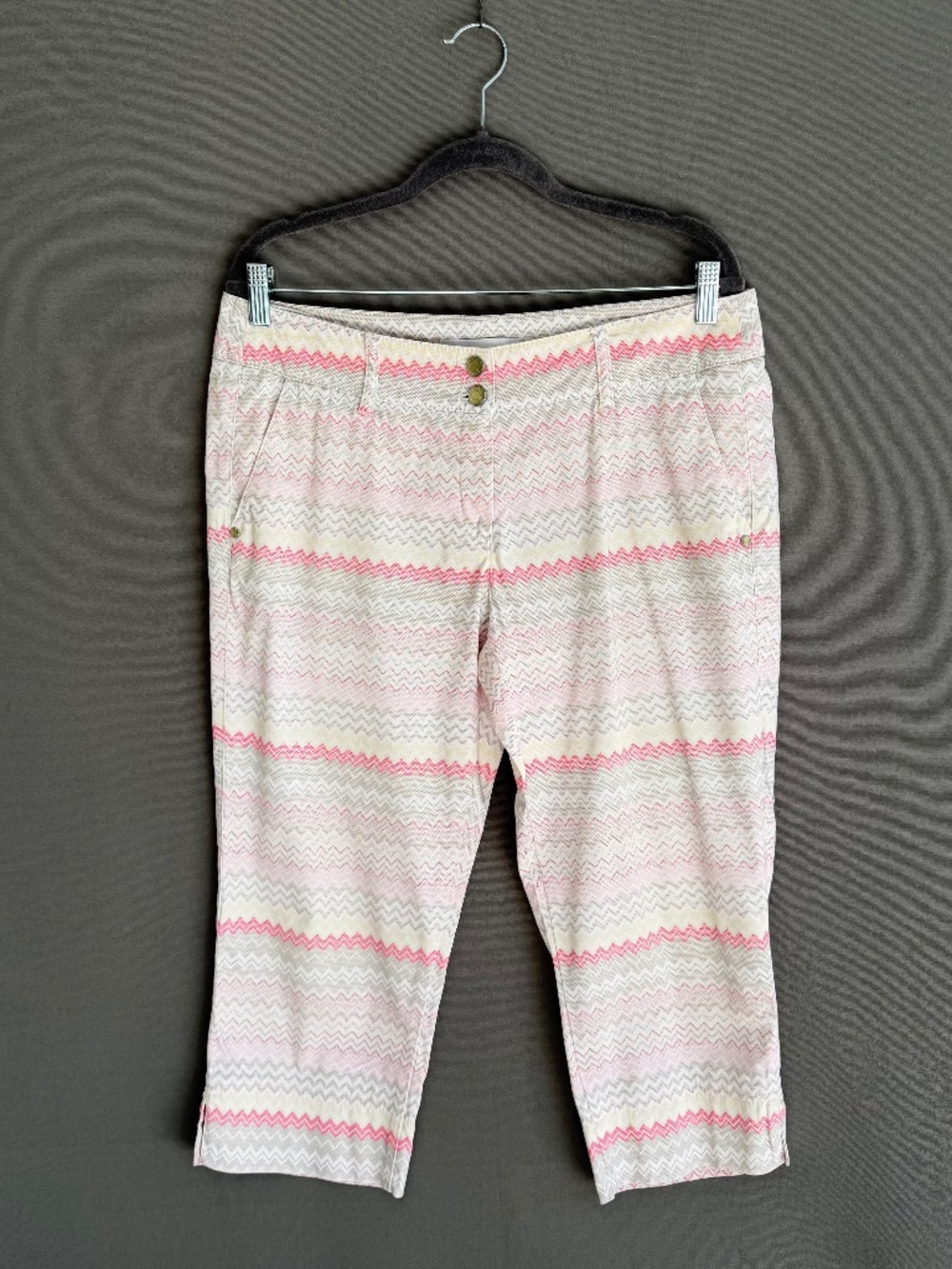 BRAX GOLF Women’s Size 12 White & Pink Chevron Stripe Cropped Pants